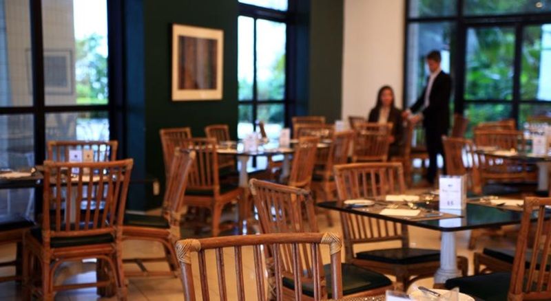 فندق Wyndham Garden ماناوس المطعم الصورة