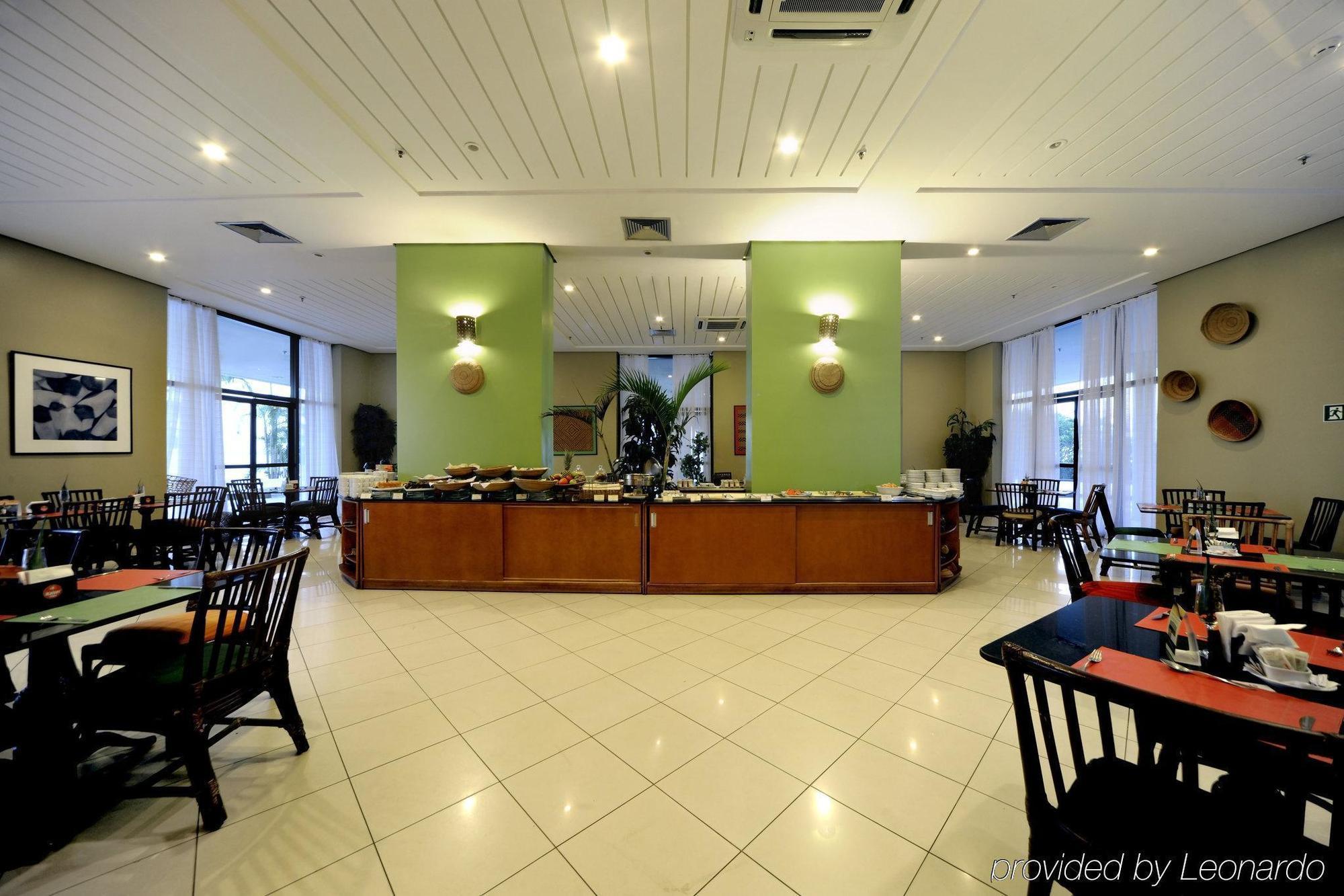 فندق Wyndham Garden ماناوس المطعم الصورة